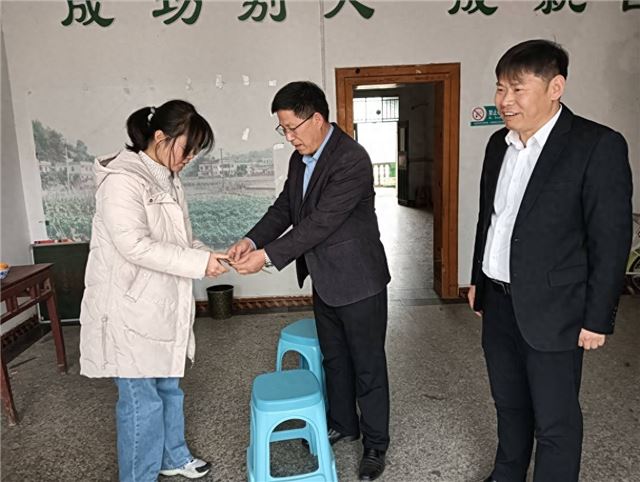 北京商会常务副会长、蕲春县农技协书记王年富为困难大学生献爱心